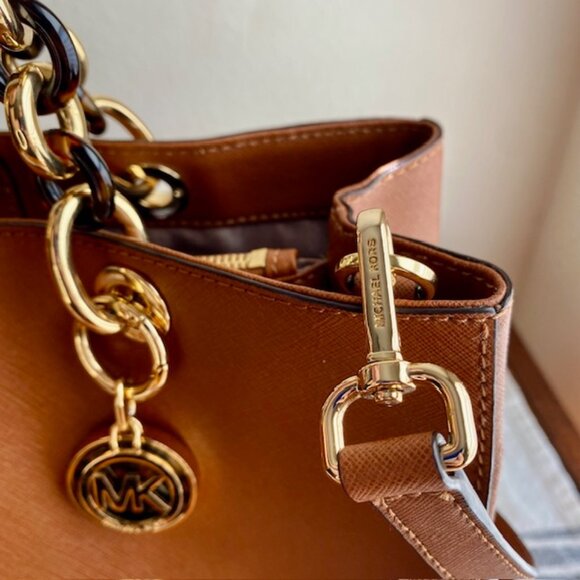 đź’–FLASH SALE Michael Kors Cynthia Medium Satchel Acorn Tan Brown Leather EUC - Picture 10 of 11